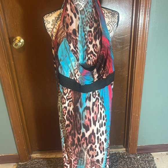 Women neck halter dress with splits - Picture 4 of 4